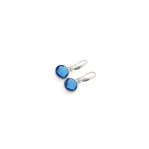 Détail des boucles d'oreilles plaquées or 18K avec zircons et pierres bleues facettées