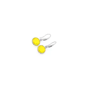 Vue détaillée de boucles d'oreilles pendantes en argent avec zircon jaune facetté