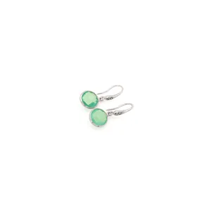 Détail macro de boucles d'oreilles crochet en argent avec pierres vertes et micro zircons