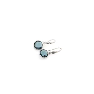 Détail macro de boucles d'oreilles en zircone bleu foncé avec crochets en argent doré 18K