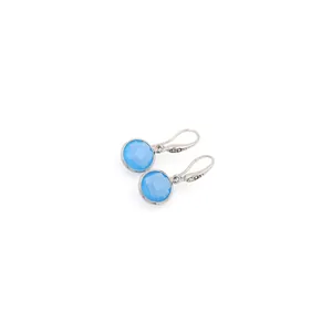 Détail macro de crochets d'oreilles en argent avec pierres bleues et zircons sertis