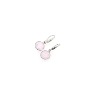Détail macro des boucles d'oreilles rondes argentées avec cristaux roses facettés et CZ