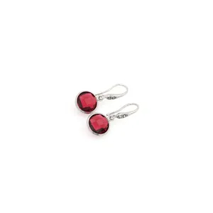 Macro des boucles d'oreilles plaquées or 18K avec zircon rouge et petites pierres blanches