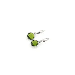 Détail de boucles d'oreilles dorées 18 carats avec pierres précieuses vertes