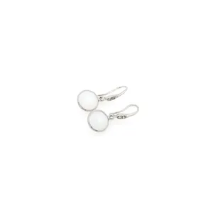 Vue détaillée de boucles d'oreilles rondes dorées 18K avec des pierres en zircone