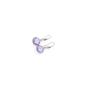 Détail des boucles d'oreilles en argent plaqué or 18K avec pierres violettes facettées