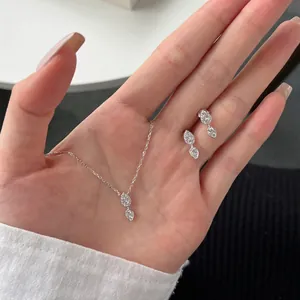 Detail van de peervormige zilveren set met ketting en oorbellen met witte zirkonia