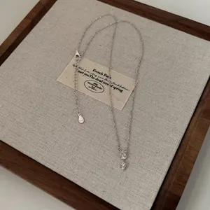 Macro-opname van het S925-merkteken op de zilveren ketting met zirkonia hangers