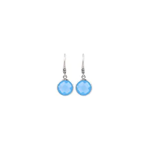 Vue détaillée de boucles d'oreilles plaquées or 18K avec zircon bleu rond et monture argent