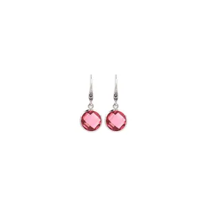Vue macro de boucles d'oreilles dorées 18K avec pierres de zircone rose facettées