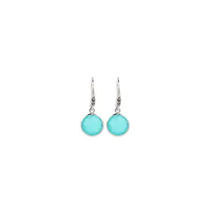 Gros plan de boucles d'oreilles en argent avec pierres bleu clair et zircons étincelants