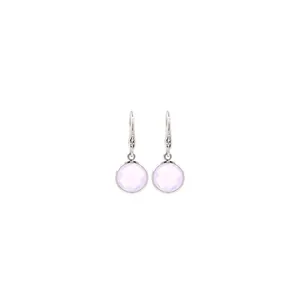 Gros plan de boucles d'oreilles pendantes plaquées or 18K avec zircons rose pâle