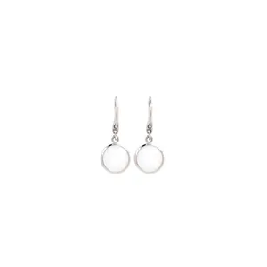 Détail de boucles d'oreilles argentées avec opales blanches et fermoirs crochets