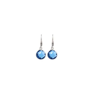Détail de boucles d'oreilles en argent avec pierres bleues rondes à facettes serties