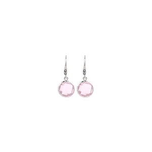 Détail macro de boucles d'oreilles argentées avec zircons roses ronds à facettes et crochets