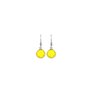 Détail macro de boucles d'oreilles zircon jaune avec crochets en argent plaqué or 18K