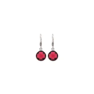 Détail macro de boucles d'oreilles crochet en argent avec cristaux rouges ronds