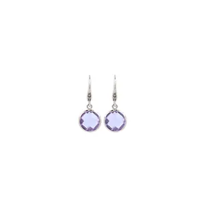 Détail de boucles d'oreilles argentées avec pierres violettes facettées et crochets chics
