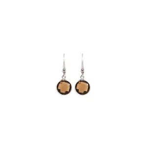 Détail de boucles d'oreilles en plaqué or 18K avec zircons marron et crochets en argent