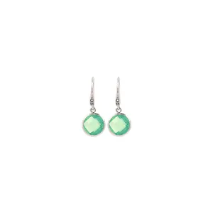 Vue détaillée de boucles d'oreilles gemme verte avec crochets ronds argentés