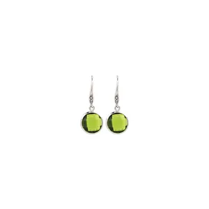 Vue détaillée de boucles d'oreilles argentées avec zircon vert et attaches crochet
