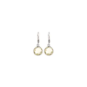 Détail macro de boucles d'oreilles argentées avec pierres jaunes rondes et crochets d'oreille