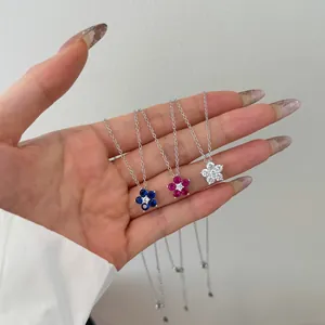 Nahaufnahme von S925 Sterlingsilber Blumenanhängern mit blauen, roten und weißen Zirkonia