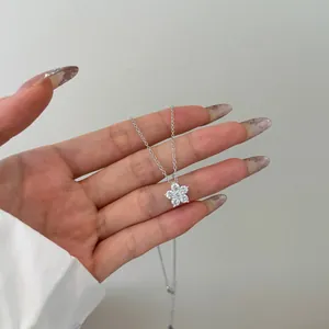 Nahaufnahme der S925 Silber Halskette mit funkelndem Zirkonia Anhänger in Blumenform