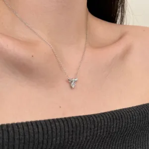 Detail der silbernen Engel-Halskette mit Zirkonia-Steinen am Hals einer Frau