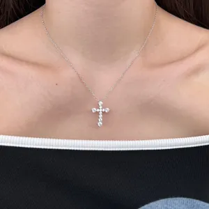 Eleganze S925 Silber Kreuzkette mit funkelnden Zirkonia-Steinen für Damen am Model
