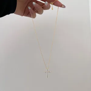 Detail der goldenen Kreuzhalskette mit funkelndem Zirkonia und verstellbarem Verschluss
