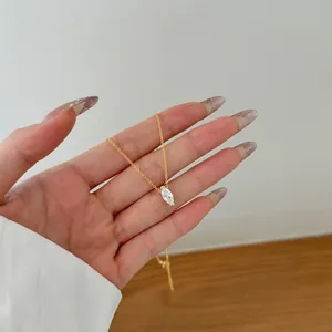 Detailansicht der goldenen S925 Silberkette mit einem Markiseschliff-Zirkonia-Anhänger