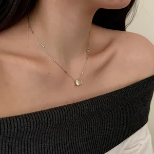 Nahaufnahme der S925 Silberkette mit strahlend gelbem quadratischem Zirkonia-Anhänger
