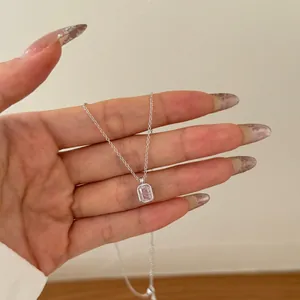 Halskette aus S925 Sterlingsilber mit rechteckigem Zirkonia-Anhänger in der Hand