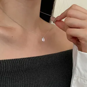S925 Sterling Silber Halskette mit rechteckigem rosa Zirkonia-Anhänger an einem Modell