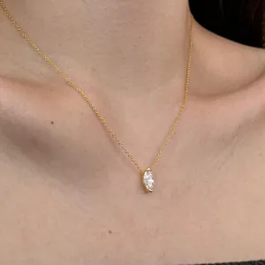 Elegante S925 Silberhalskette vergoldet mit Markis-Zirkonia-Anhänger am Hals getragen