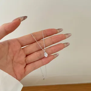 Nahaufnahme der S925 Silberkette mit ovalem Zirkonia-Anhänger am Hals des Models