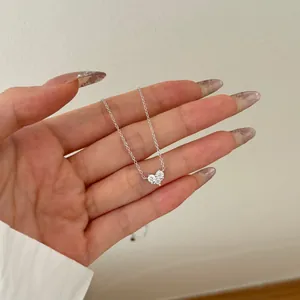 Elegante S925 Sterlingsilber Herzkette mit funkelnden Zirkoniasteinen in der Handansicht