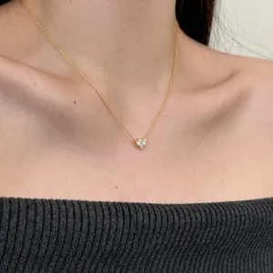 Nahaufnahme einer Herz-Zirkonia-Halskette mit eleganter Goldkette am Hals getragen