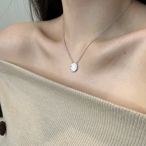 Nahaufnahme der S925 Sterlingsilber-Halskette mit rundem Hammerschlag-Anhänger am Model