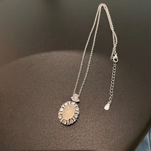 Makro-Detail einer S925 Sterlingsilberkette mit ovalem Chalcedon und Zirkonia-Inlay