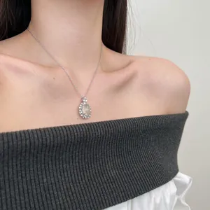 Nahaufnahme der s925 Silberkette mit ovalem weißem Chalcedon und glänzenden Zirkonia