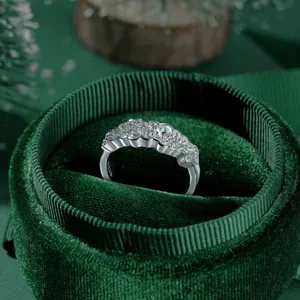 Elegant S925 sterling silver flower ring with zircon pavé in a velvet jewelry box