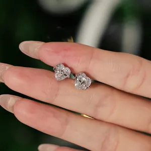 Détail de boucles d'oreilles cœur en argent s925 avec zircons cubiques et nœuds élégants