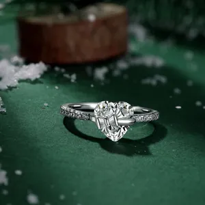 Elegante S925 zilveren ring met hart en strik op een feestelijke groene achtergrond