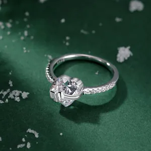 Macro detail van S925 sterling zilveren ring met hart zirkonia en pavé diamanten