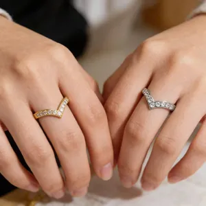 Eleganti anelli a V in oro e argento con pavé di zirconi brillanti per donna