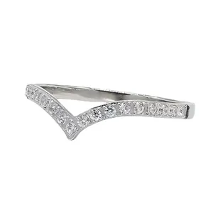 Anello a corona a V in argento minimalista con cristalli micro-pavé per donna