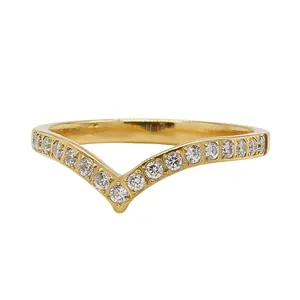 Elegante anello a corona a V placcato oro con pavé di pietre di zircone tondo brillante