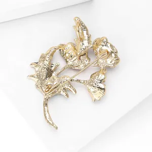 Broche de hoja de ginkgo dorado con reverso de metal texturizado y cierre de seguridad